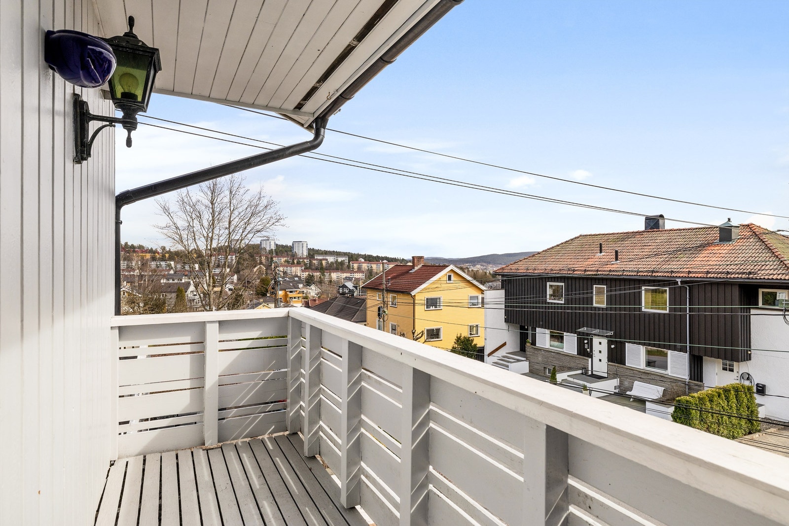 Balkongen ligger luftig til og vender ut mot rolig gate Galleribilde