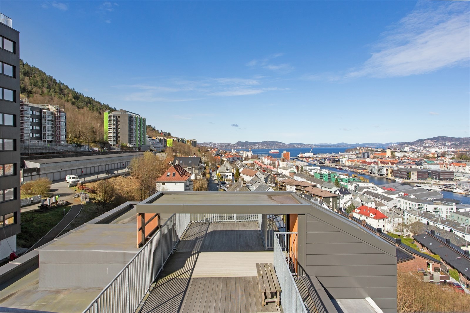 Her kan varme sommerdager og nydelig utsikt nytes til det fulleste med invitert selskap. Galleribilde