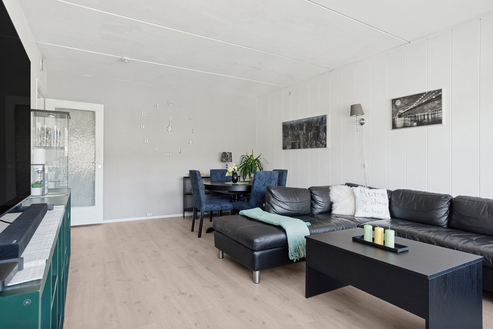 Stuen har god plass til en hyggelig sofagruppe og ønsket medie-/oppbevaringsmøblement. Galleribilde