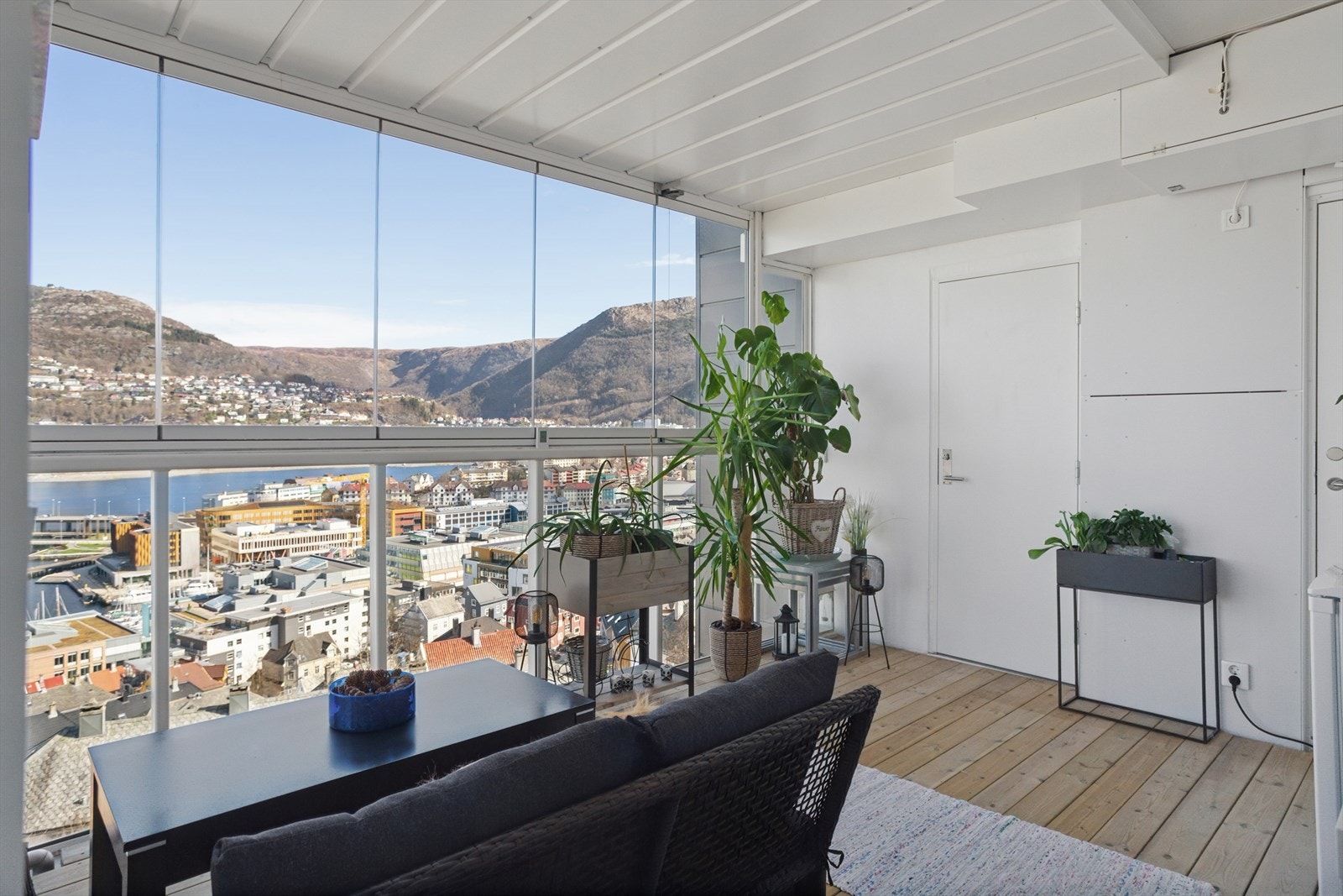 Balkongen oppleves som et ekstra bruksrom på varme sommerdager. Her kan varme og solfylte sommerdager nytes til det fulle! Galleribilde