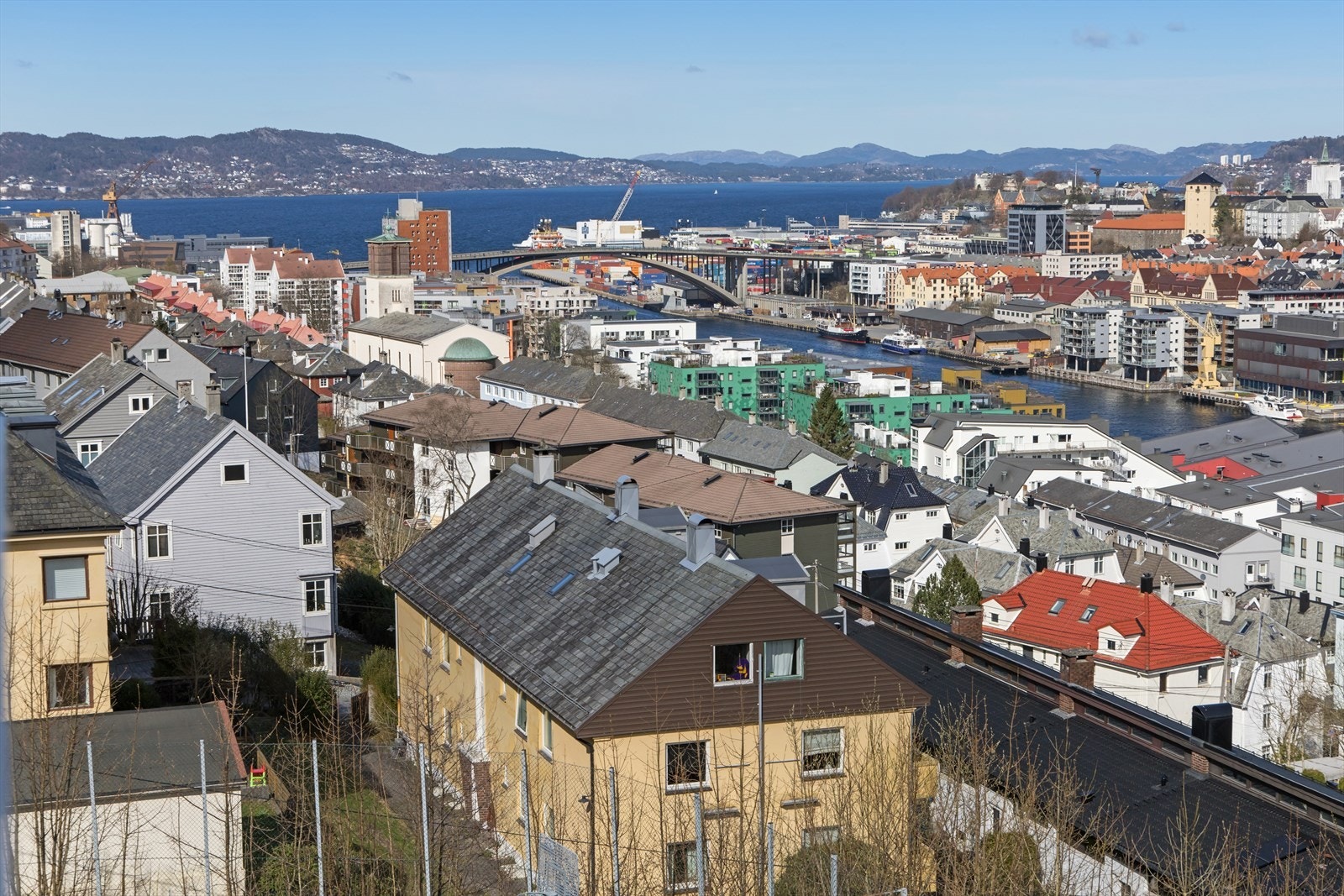 Det er også enkel tilgang til offentlig transport med, med Danmarks plass som nærmeste bybanestopp, bare 11 minutters gange fra leiligheten. Galleribilde