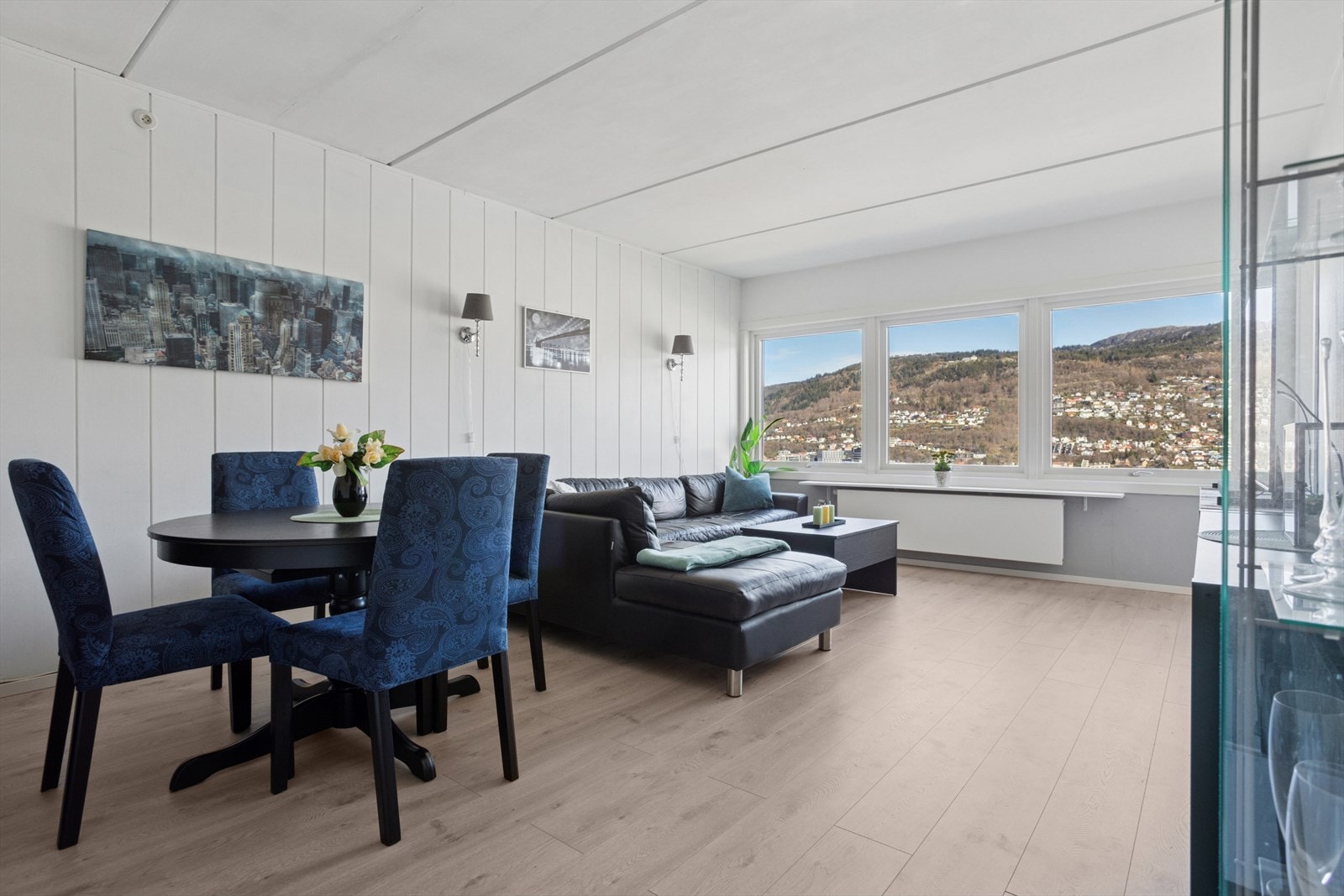 De store vindusflatene langs to himmelretninger slipper inn godt med lys å skaper en luftig og fin atmosfære i rommet. Galleribilde