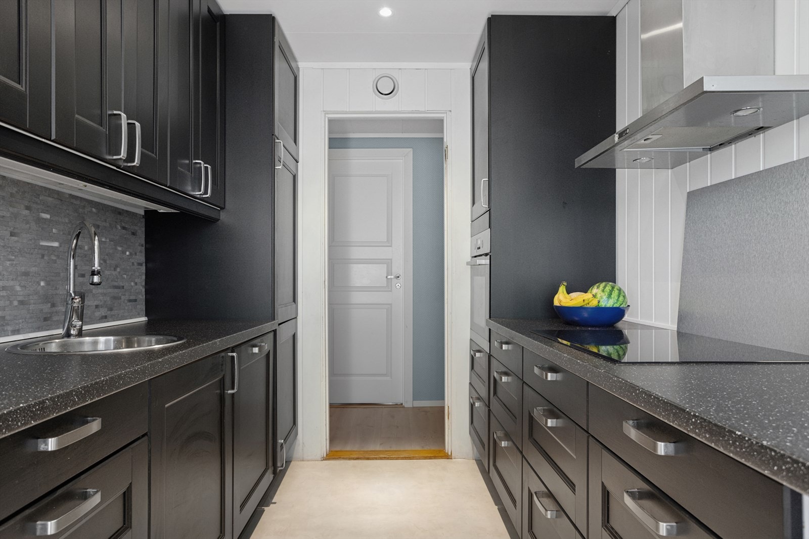 Kjøkkeninnredning er fra Ikea med profilerte fronter, benkeplate av laminat og stålvask Galleribilde