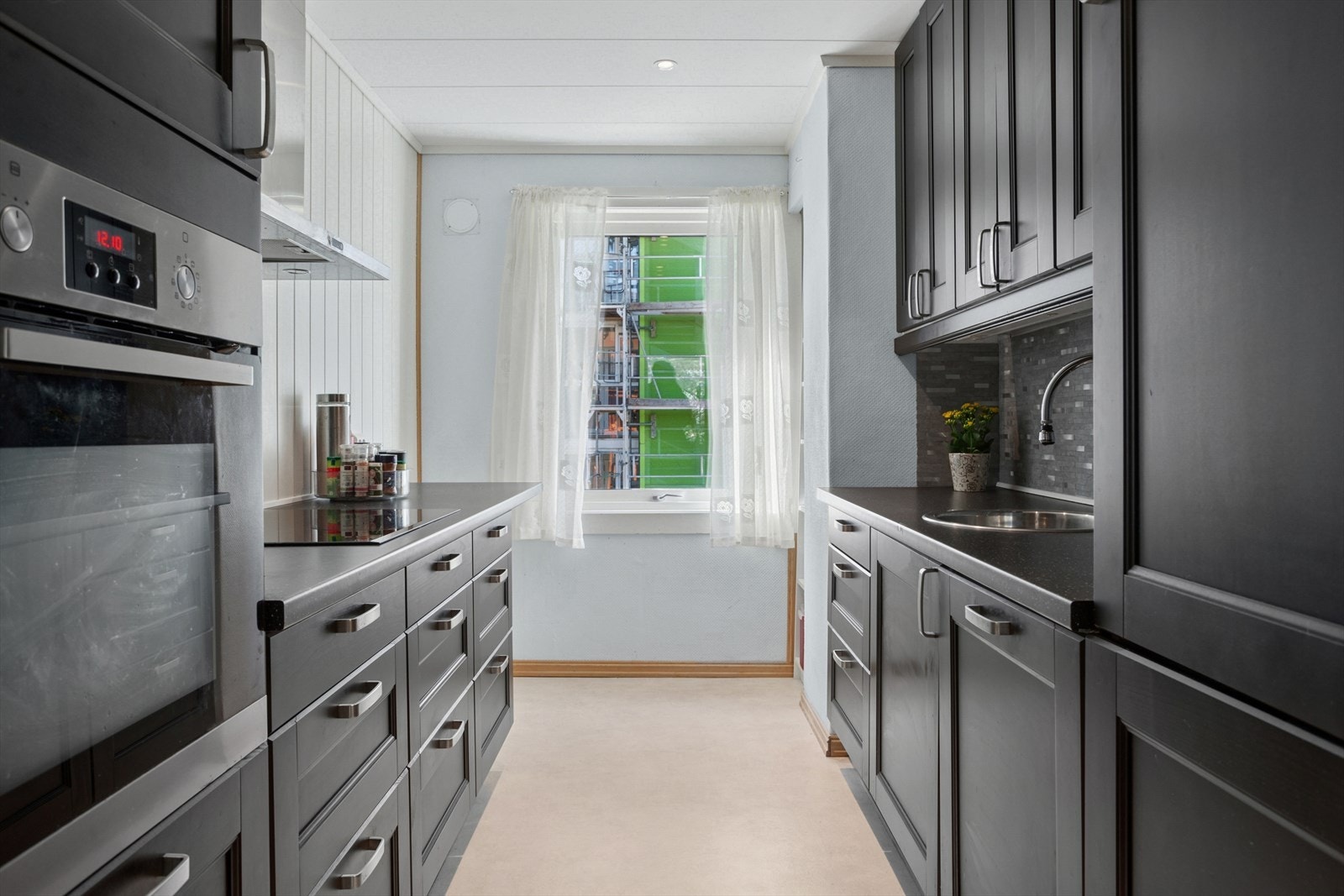 Hvitevarer som stekeovn, platetopp og oppvaskmaskin er integrert i innredningen. Plass og opplegg for kjøl/frys. Galleribilde