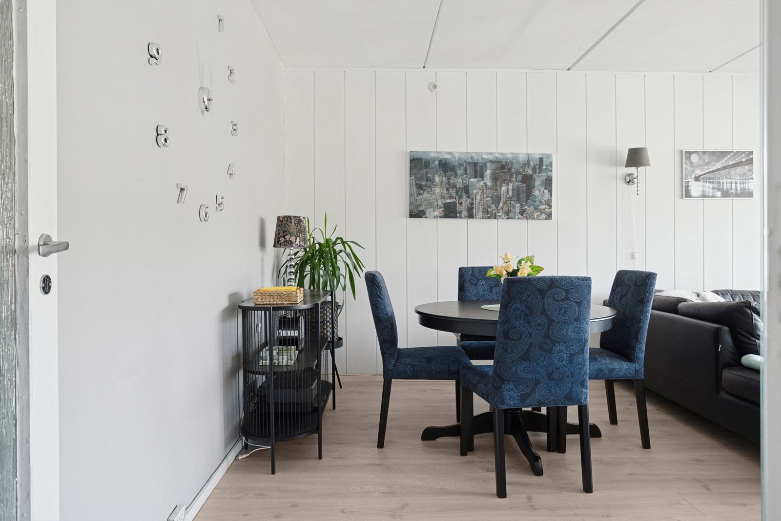 Det er videre plass til et spisebord hvor en bedre middag kan nytes sammen med det inviterte selskapet. Galleribilde