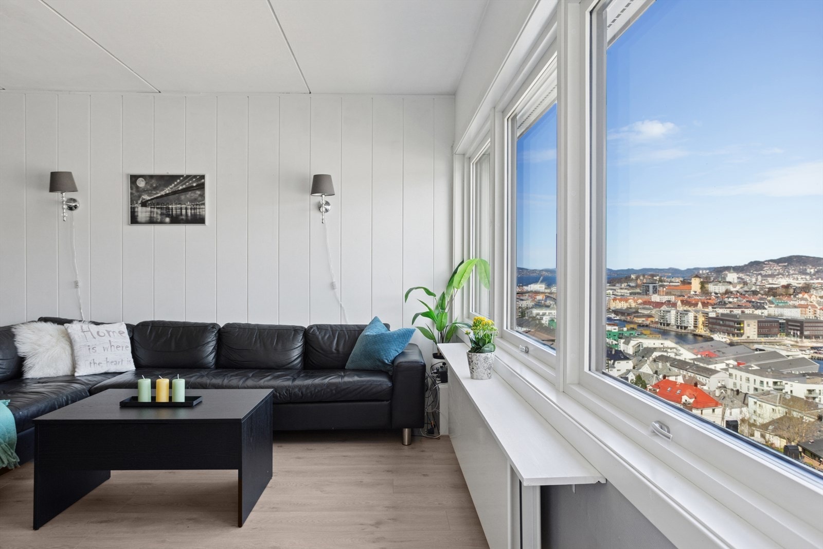 Leiligheten ligger i byggets 4.etasje og har nydelige solforhold og lite innsyn! Galleribilde