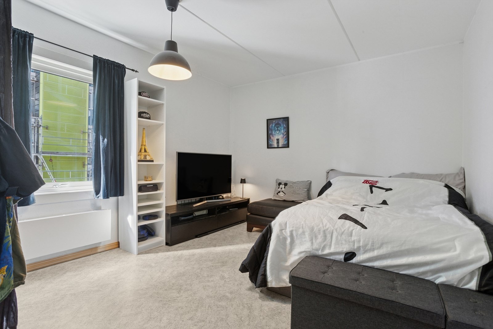 Hovedsoverommet er av god størrelse med plass til en dobbeltseng, tilhørende nattbord og annet ønskelig møblement. Galleribilde