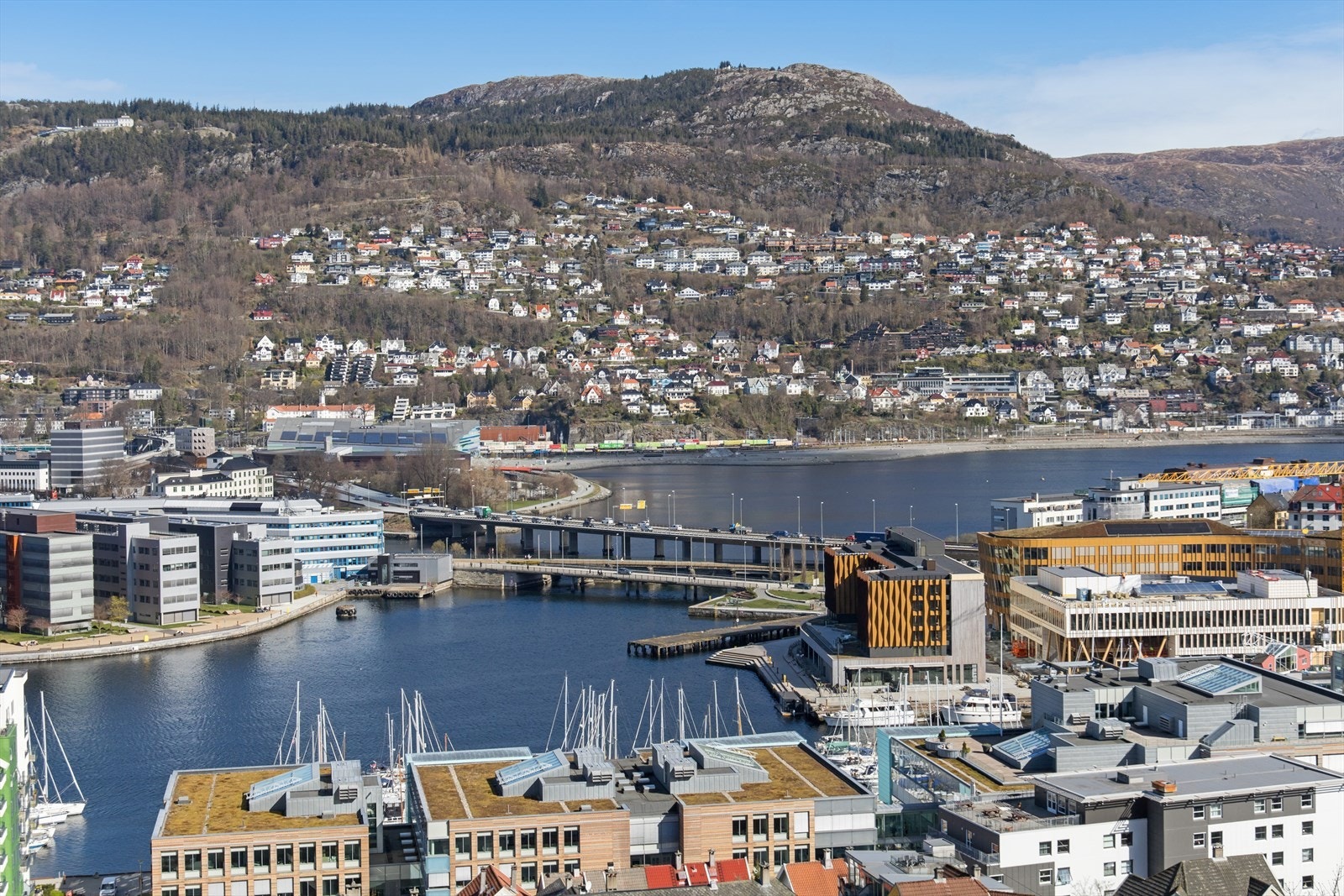 Leiligheten har en god beliggenhet med fantastisk panoramautsikt over innseilingen til Bergen, Puddefjorden og selve Bergen sentrum. Galleribilde