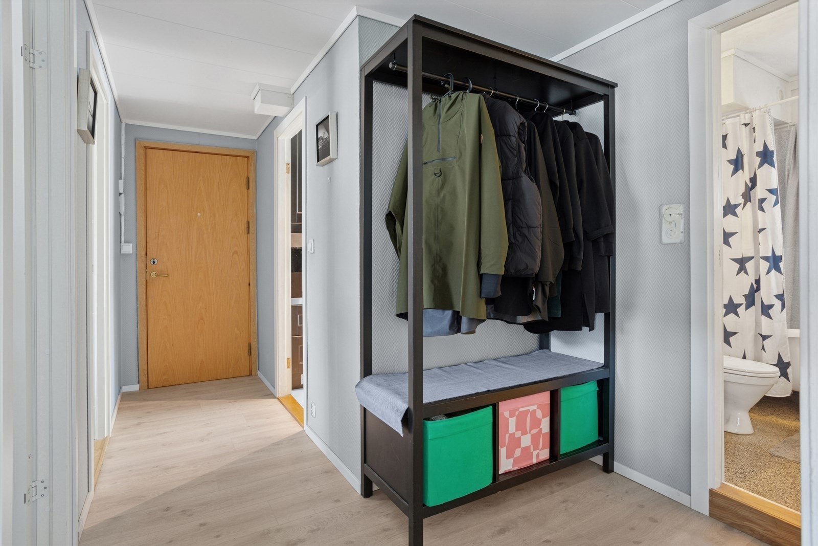 Her er det godt med plass til å sette fra seg skoene og henge fra seg yttertøyet. Galleribilde