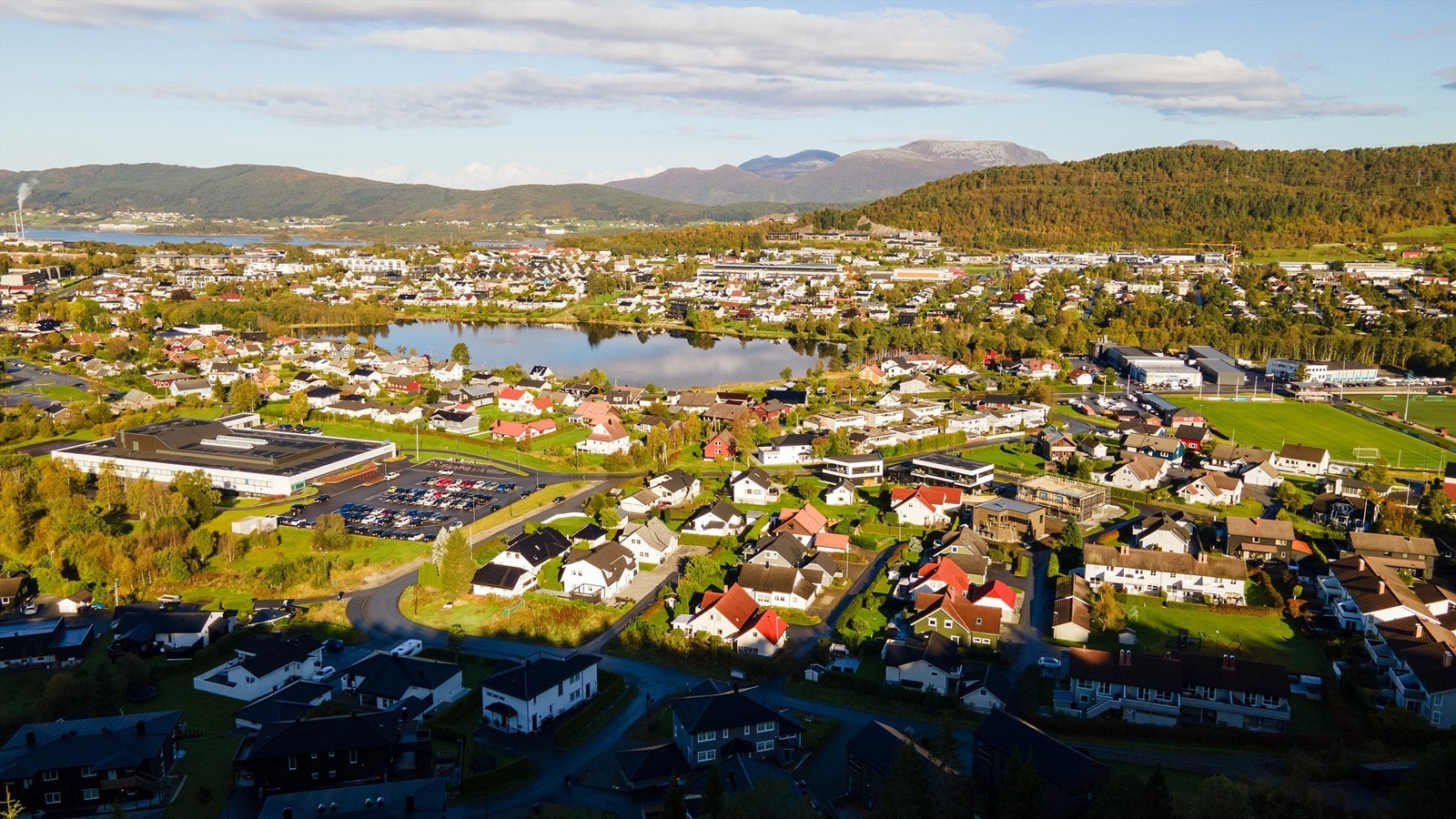 Dronebilde av nærområde sett fra syd mot nord med Lillevannet midt i bildet Galleribilde