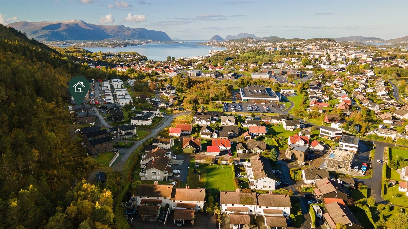 Dronebilde av nærområdet sett fra øst mot vest Galleribilde