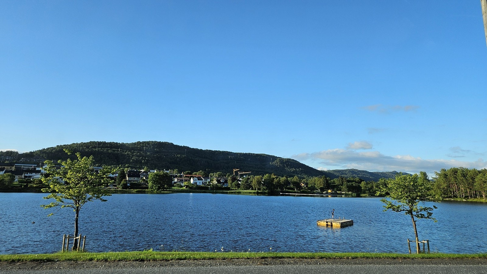 Det er flotte turmuligheter og bademuligheter runt Lillevannet som ligger nordvest for eiendommen - bilde tatt av selger Galleribilde