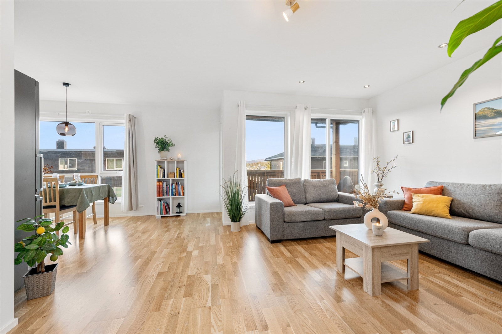 Det er god plass til både sofagruppe og spisestue Galleribilde