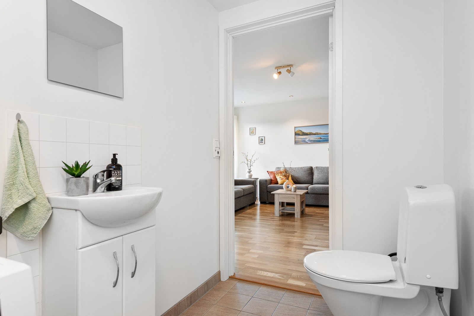 Det er toalett og servantinnredning på vaskerom Galleribilde