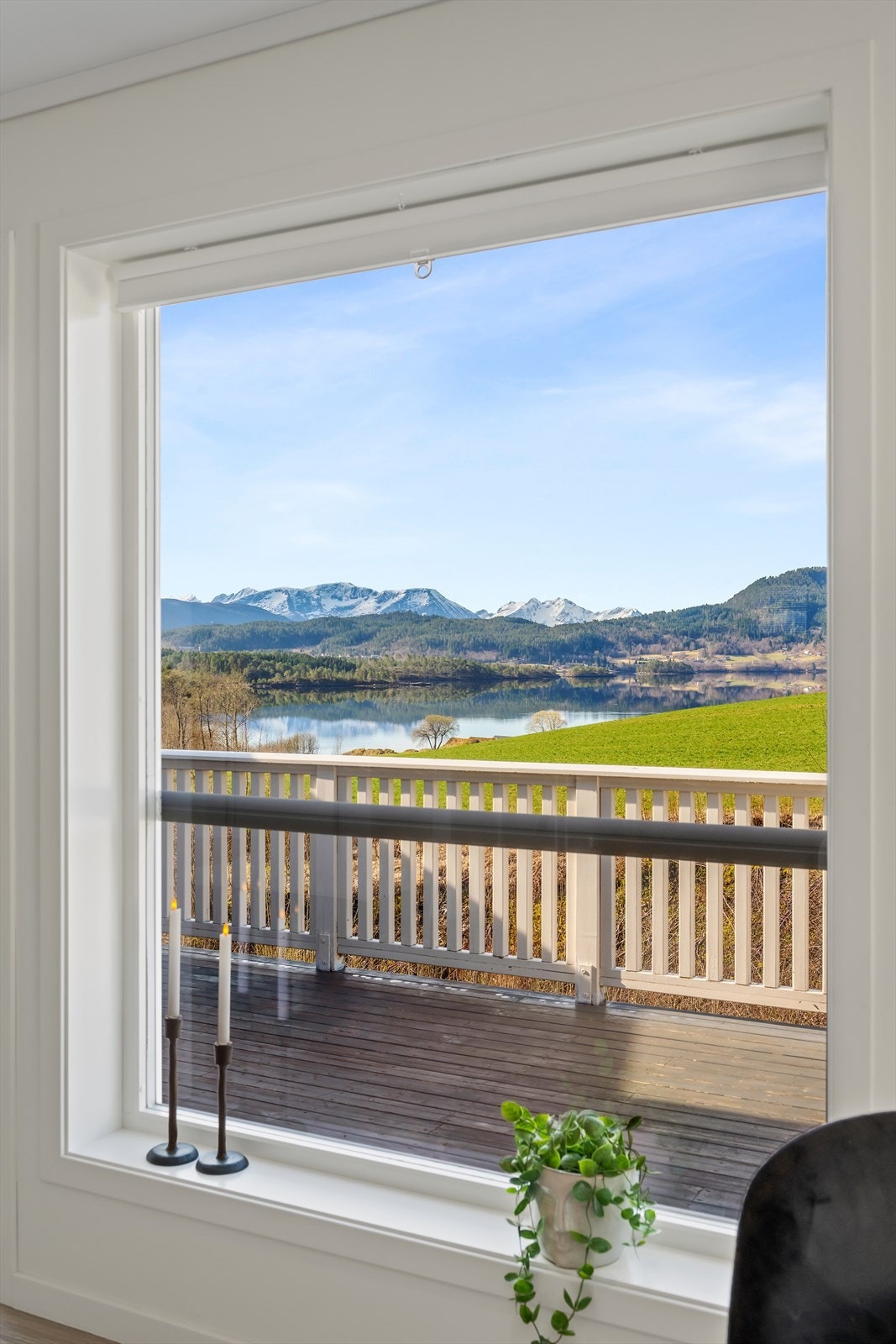 Flott utsikt mot fjord og fjell fra spisestuen Galleribilde
