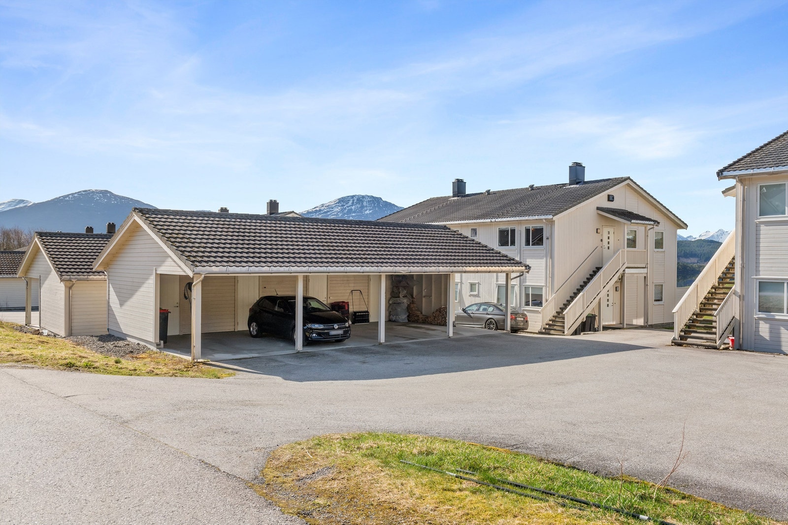Carportanlegg med bod i bakkant Galleribilde