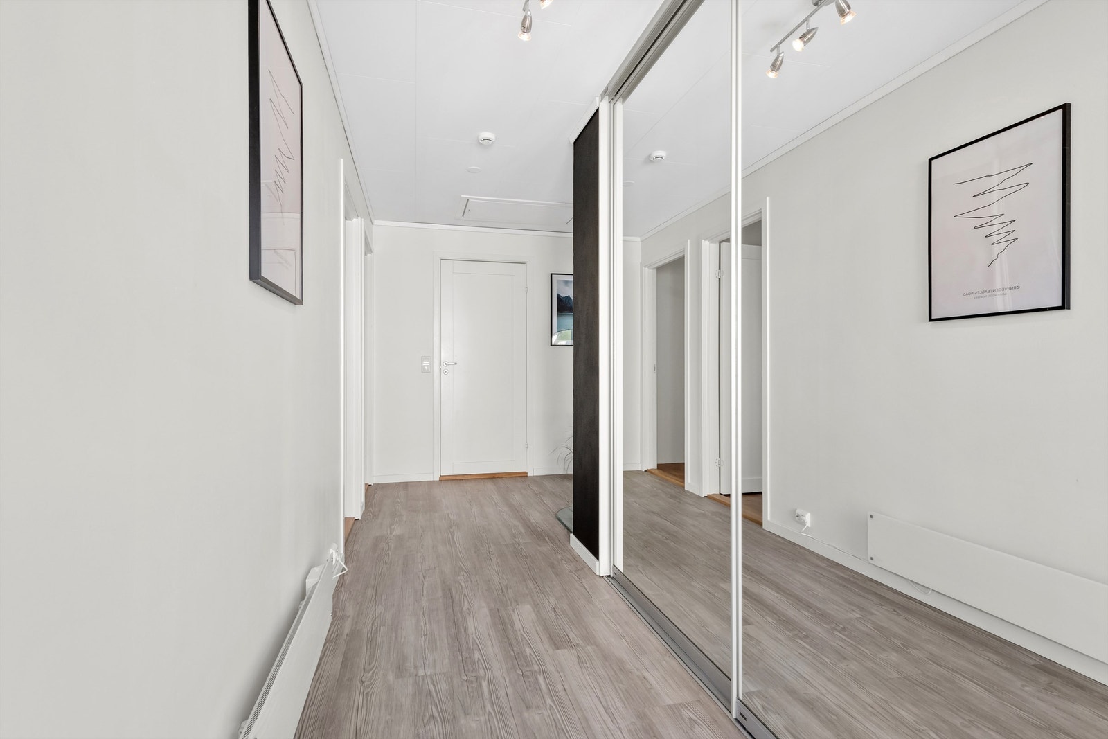 Skyvedørsgarderobe med speilfronter i entre som gir en god romfølelse. Gode oppbevaringsmuligheter for sko og yttertøy Galleribilde