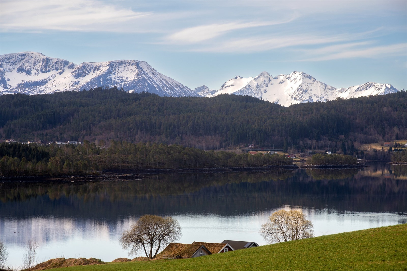 Utsikt mot fjord og fjell Galleribilde