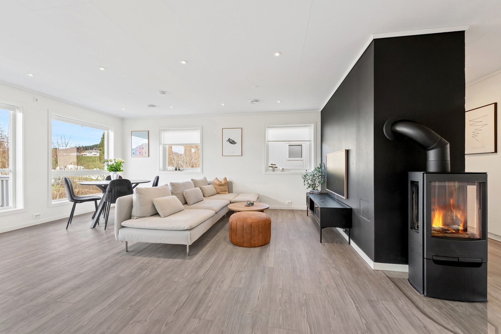 Det er god plass til både sofagruppe og spisestue i den åpne stue/kjøkken løsningen. Galleribilde