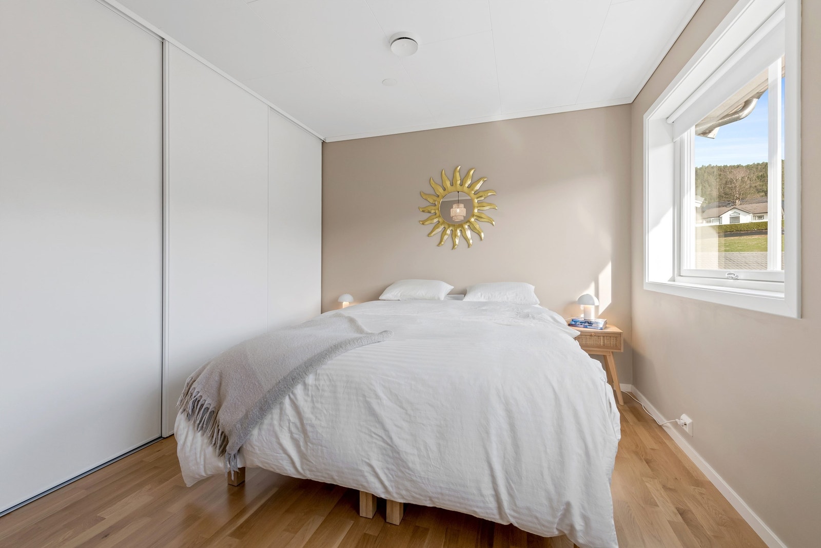 Hovedsoverom med skyvedørsgarderobe Galleribilde