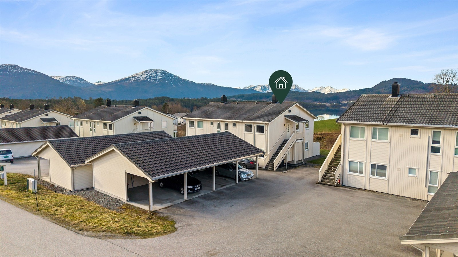 Dronebilde fasade og carport med fellesarealer Galleribilde