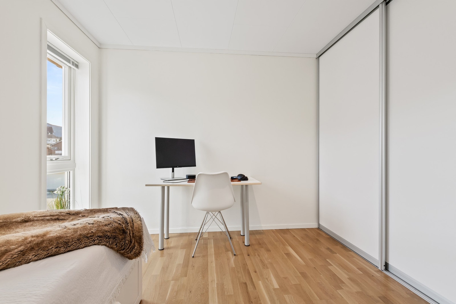 Soverom nr. 2 med skyvedørsgardeobe Galleribilde