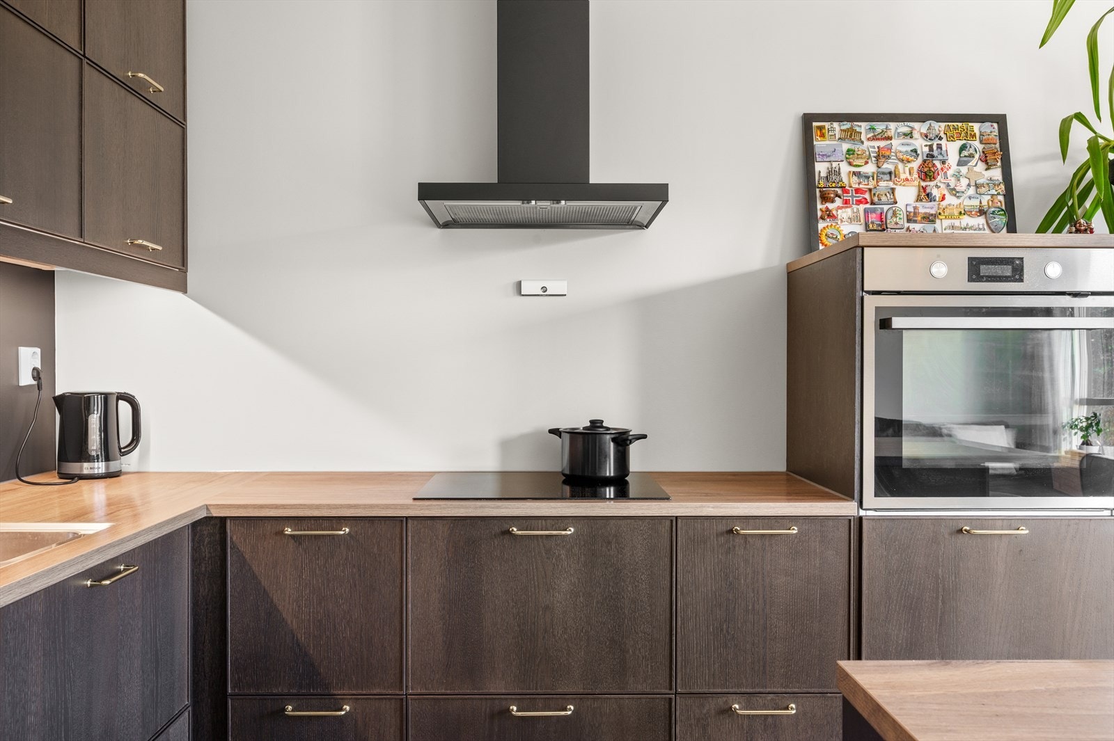Lekkert kjøkken utført i en nydelig brun farge med gull-detaljer Galleribilde