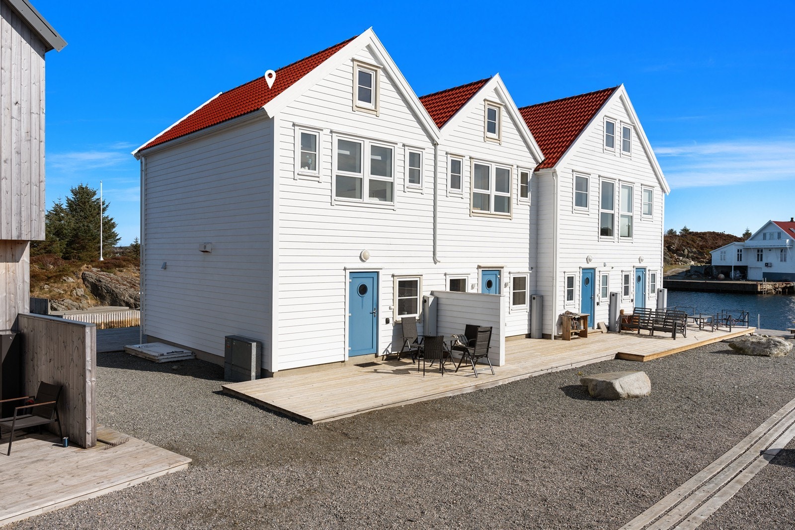 Flott terrasse også ved inngangspartiet Galleribilde