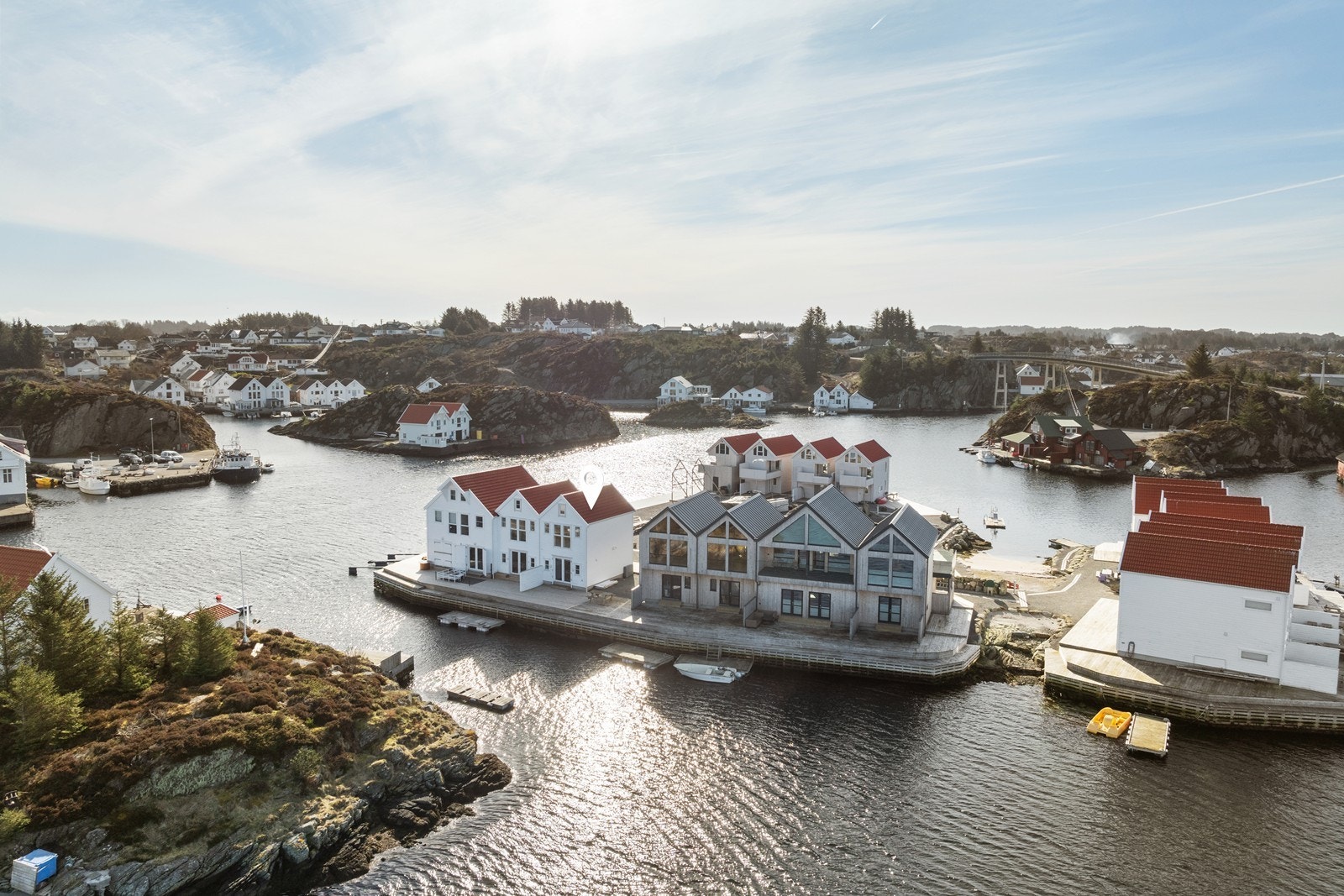 I henhold til sameiets vedtekter har denne fritidsboligen eksklusiv bruksrett til båtplass nr. 13 foran eiendommen på Porsholmen (sameiet leier båtplass på gnr. 1 bnr 36) Galleribilde