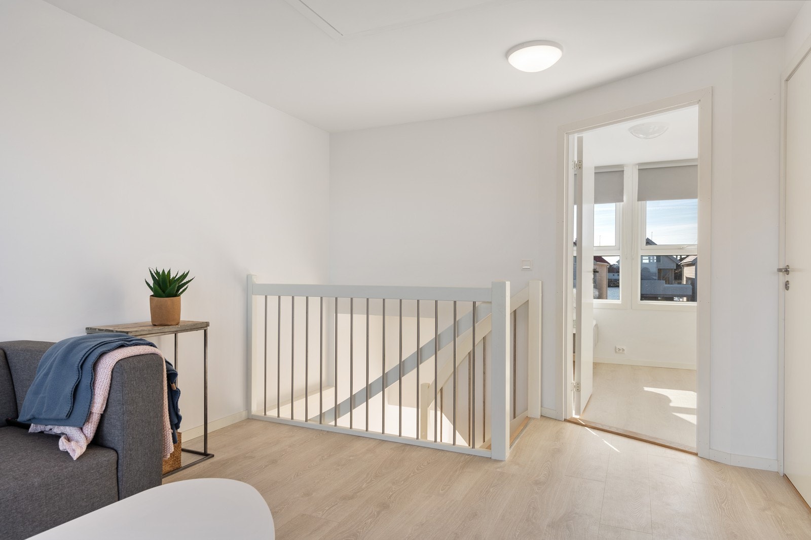 I 2. etasje finner man en lys og luftig stue, et soverom og toalettrom Galleribilde