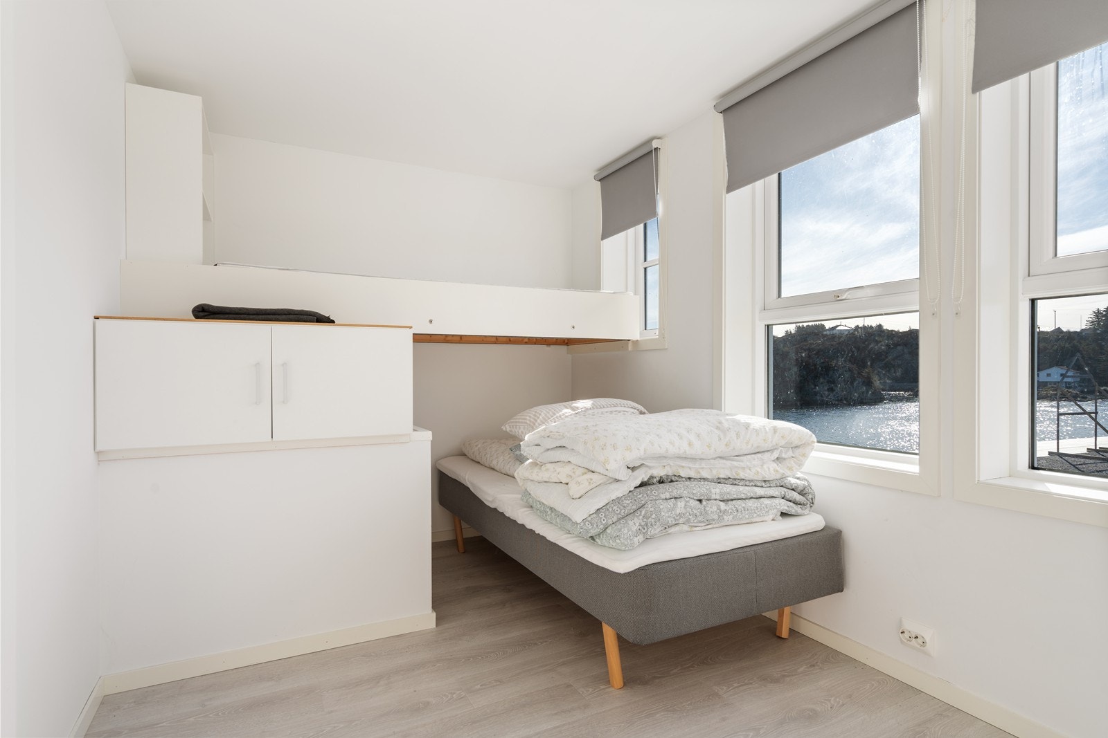 Lyst og pent soverom med plassbygd seng + plass til ekstra enkeltseng Galleribilde