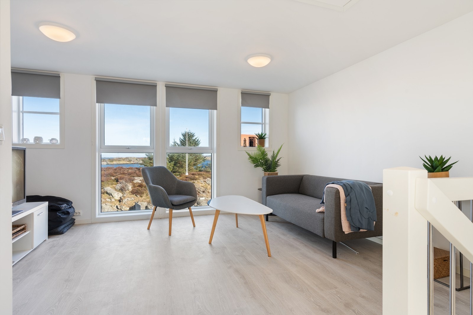 Den koselige loftstuen har god plass til sofagruppe og tv-møblement Galleribilde