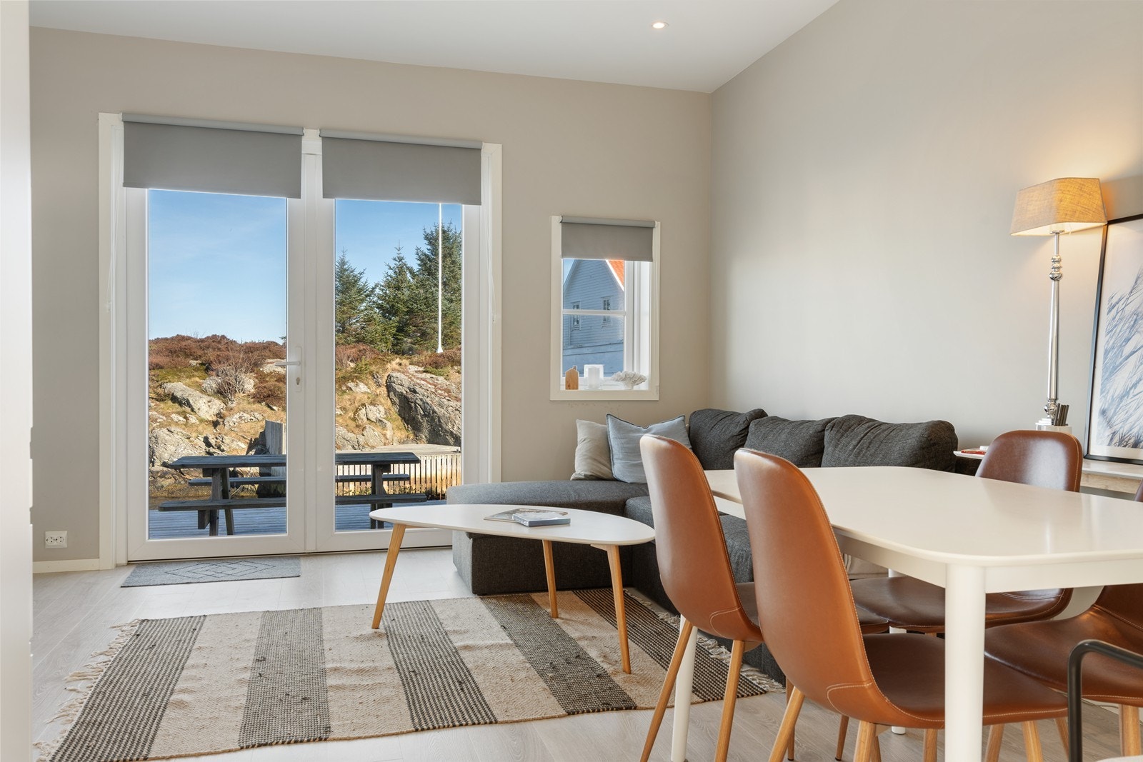 Fritidsboligen har en lys og åpen stue/kjøkkenløsning Galleribilde