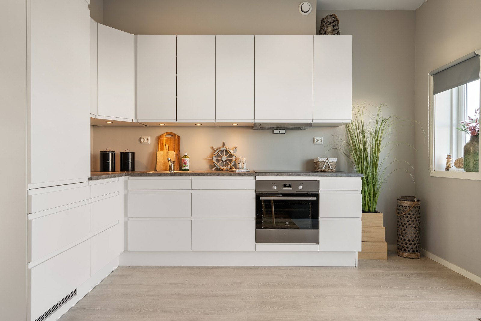 Flott Aubo-kjøkken med masse skap/benkeplass og integrerte hvitevarer Galleribilde