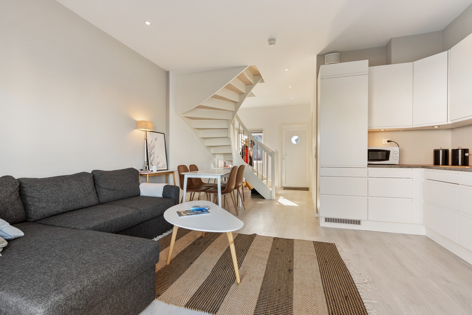 Utstrakt bruk av downlights i taket Galleribilde