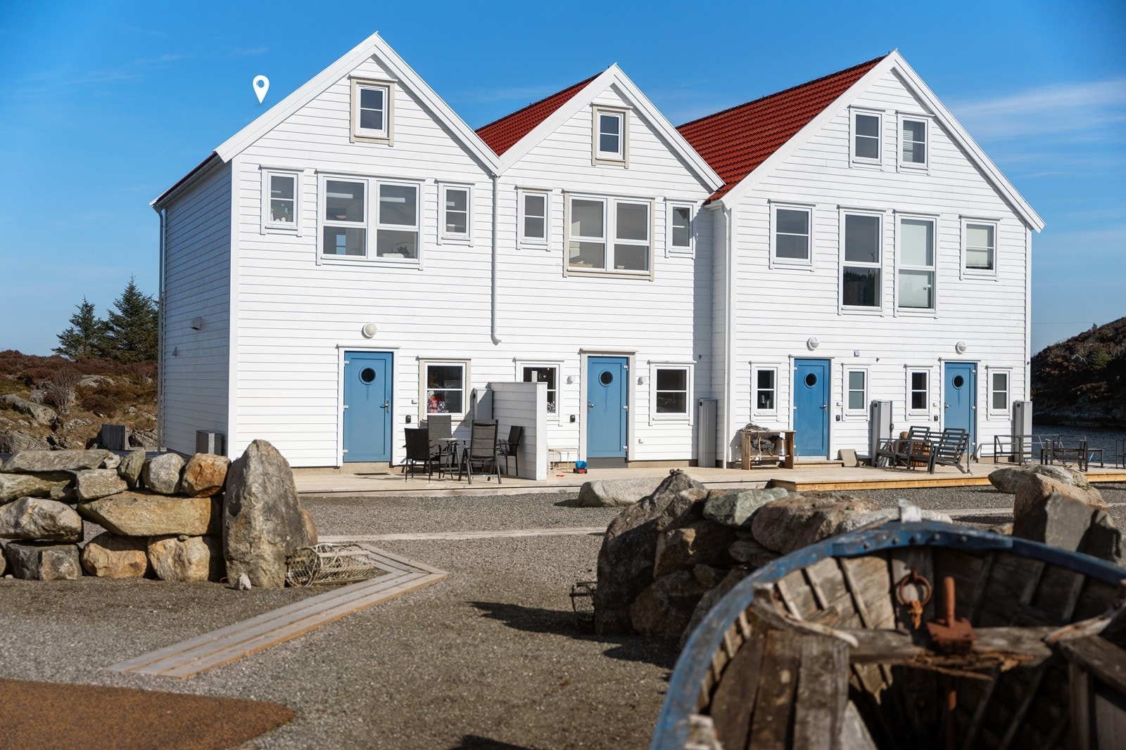 Sameiet har en felles eiet tomt som er flott opparbeidet med nydelige fellesområder med bl.a to herlige sandstrender (fin sand), lekeapparater og grillområde Galleribilde