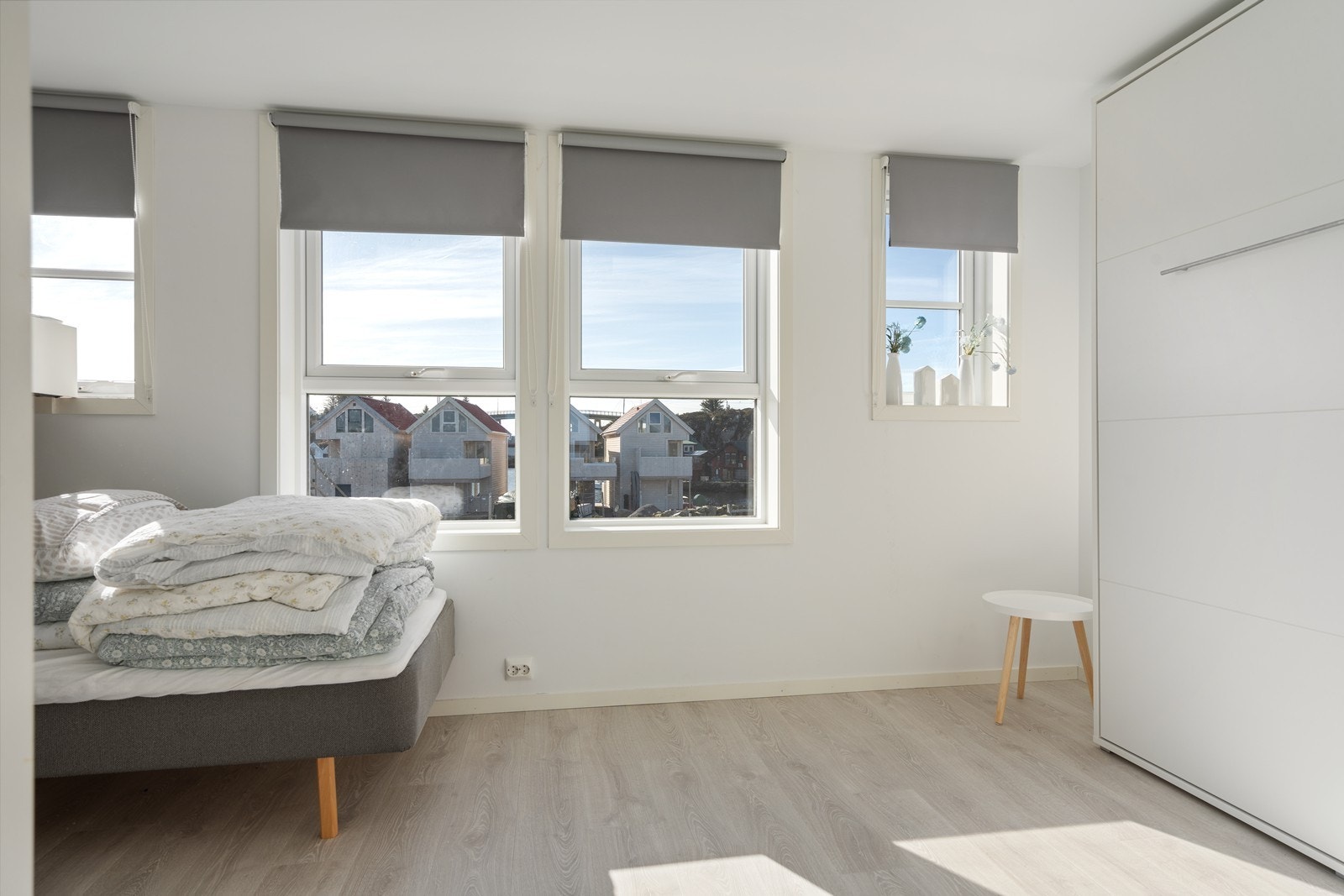 Soverommet har også plass til stor garderobeløsning (eventuelt skapseng som sees til høyre på bildet her) Galleribilde