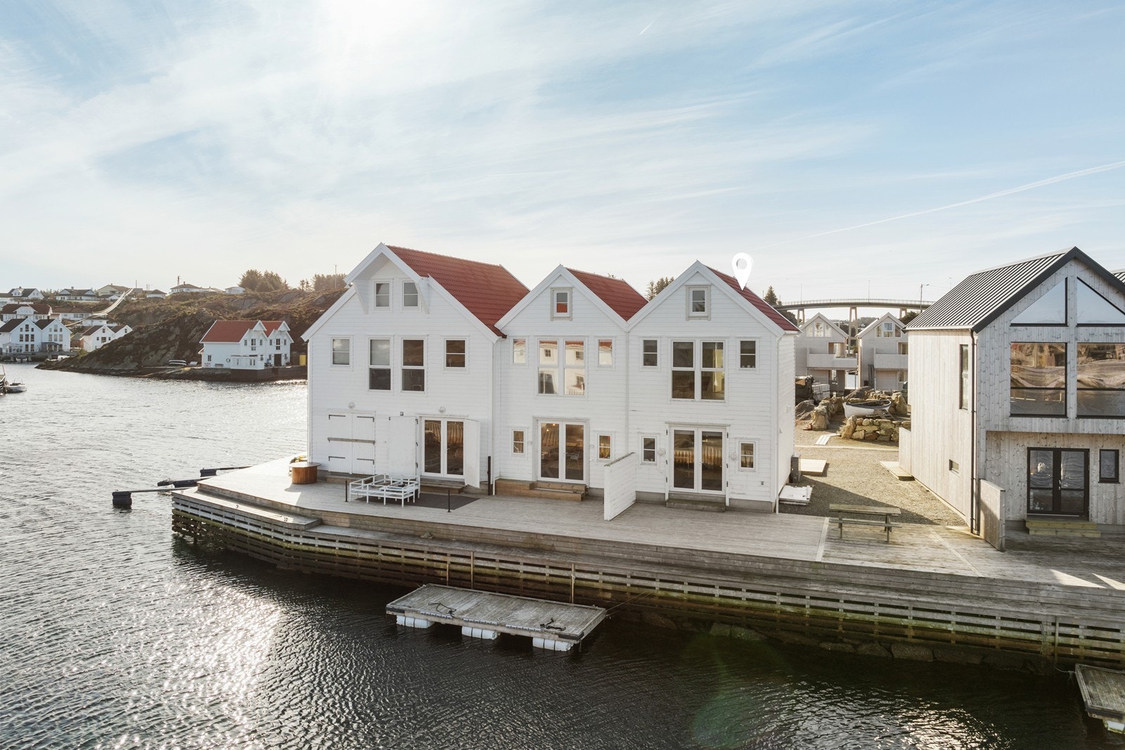 Fritidsboligen er oppført i 2021, er innredet over to plan og har minimalt med bruksslitasje Galleribilde