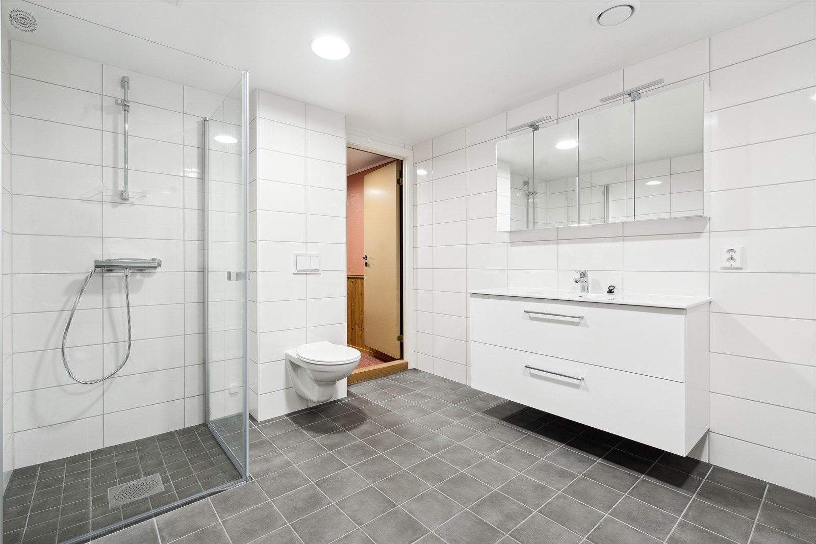 Badet er helfliset og renovert i regi av borettslaget i 2024. Rommet har ikke vært i bruk etter oppgradering. Galleribilde