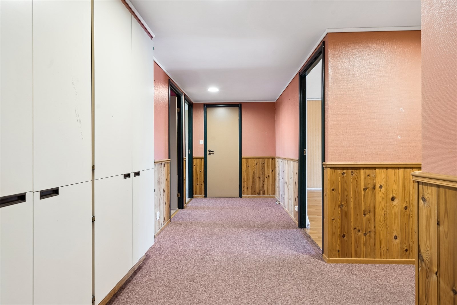 Romslig entré med gode garderobemuligheter. Galleribilde