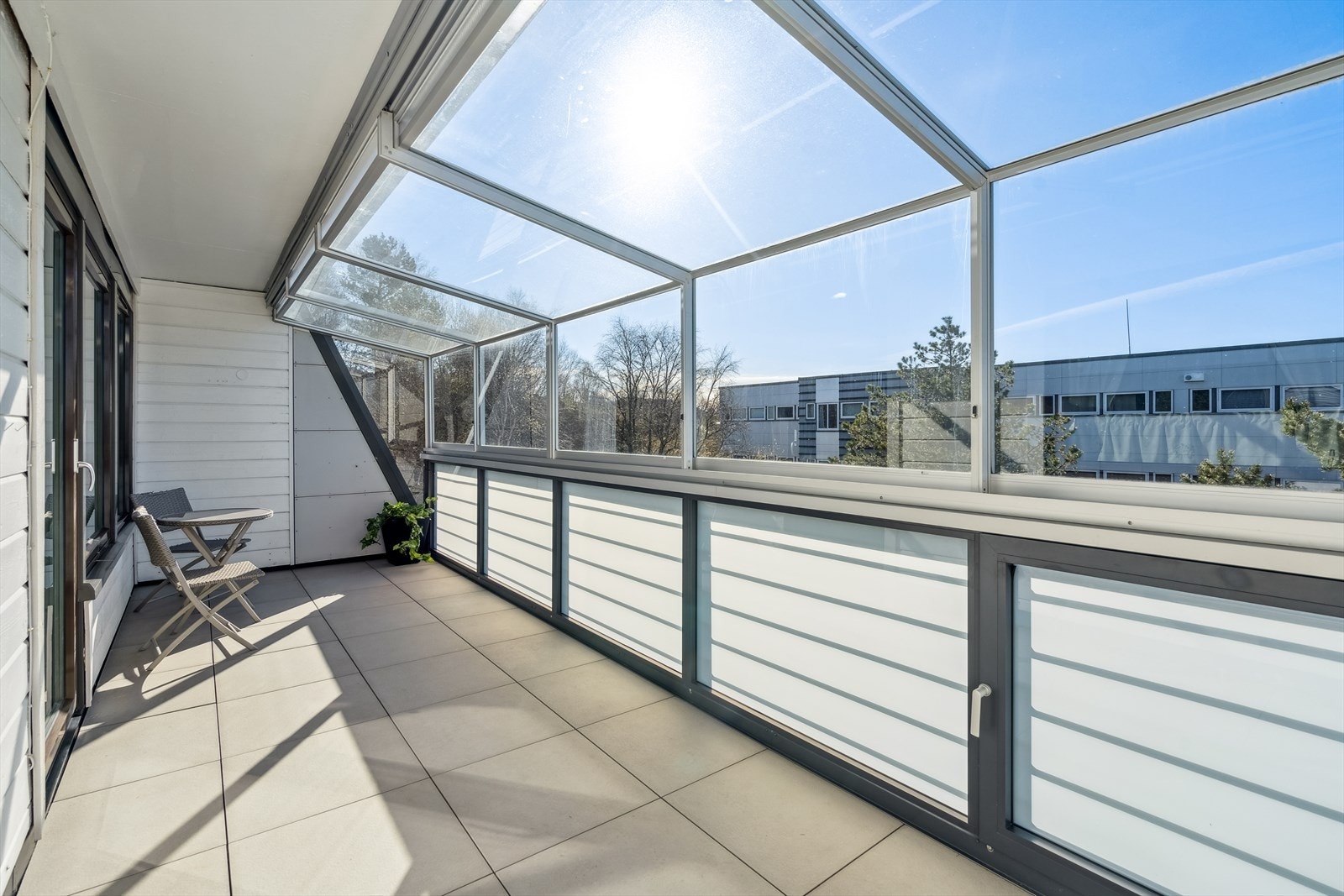 Stor innglasset balkong oppgradert ca. 2020. Et flott uterom med gode solforhold. Galleribilde