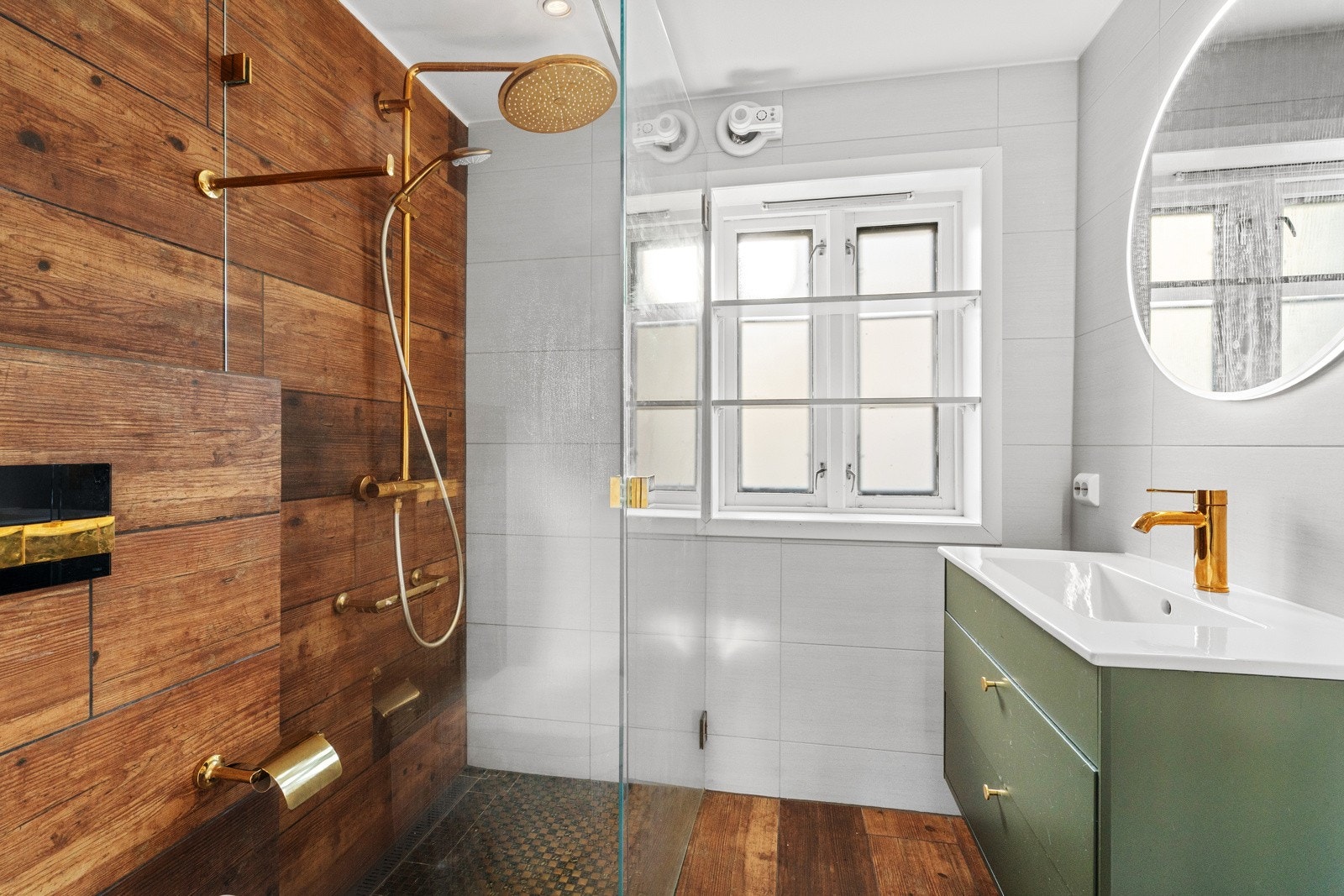Påkostet bad med detaljer som virkelig kler huset. Badet ble utvidet i forbindelse med oppgraderingen av tidligere eier. Galleribilde