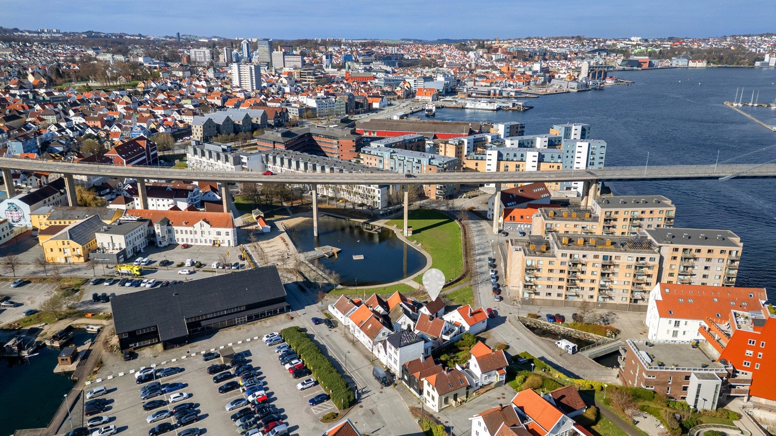 Svært idyllisk beliggenhet ved badedammen. Galleribilde