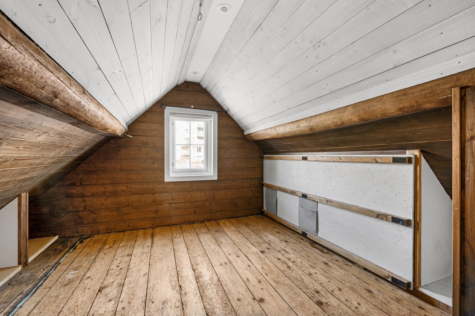 Smart løsning på loftet hvor man med enkle grep kan slå ned en ekstraseng og/eller "hente frem" TVen. Galleribilde