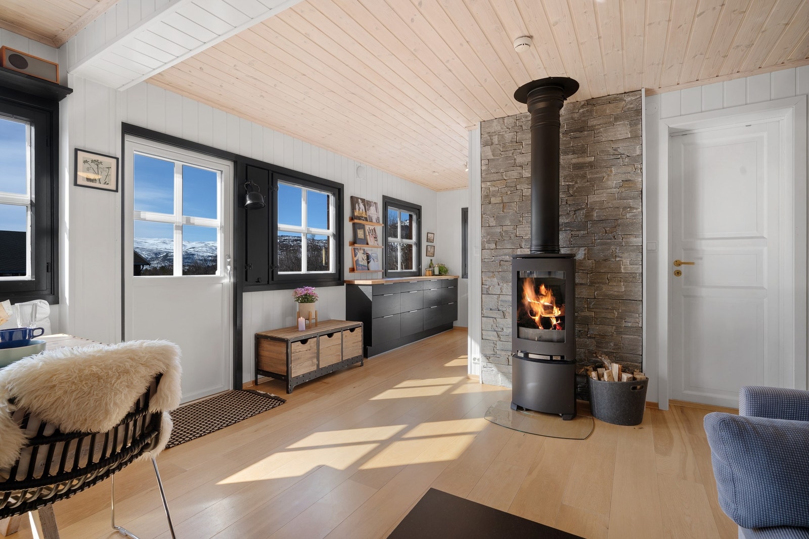 Stue mot kjøkkenkroken. Flott utsikt. Peisovn og utgang veranda. Galleribilde
