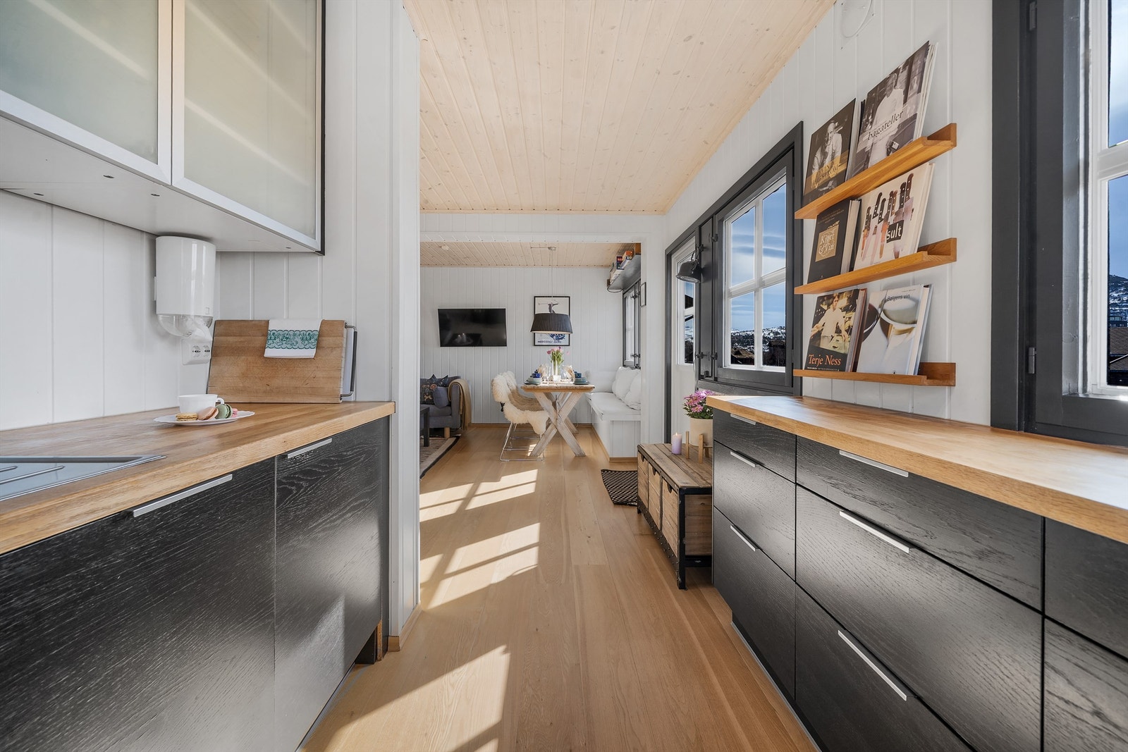 Kjøkken mot stue. Galleribilde