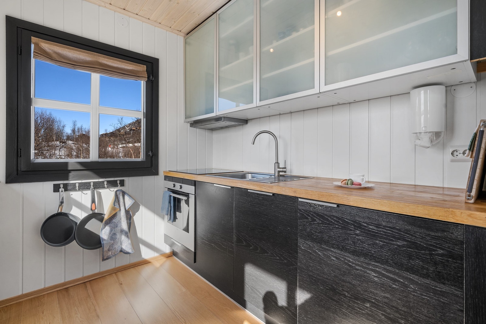 Kjøkken med integrerte hvitevarer. Galleribilde