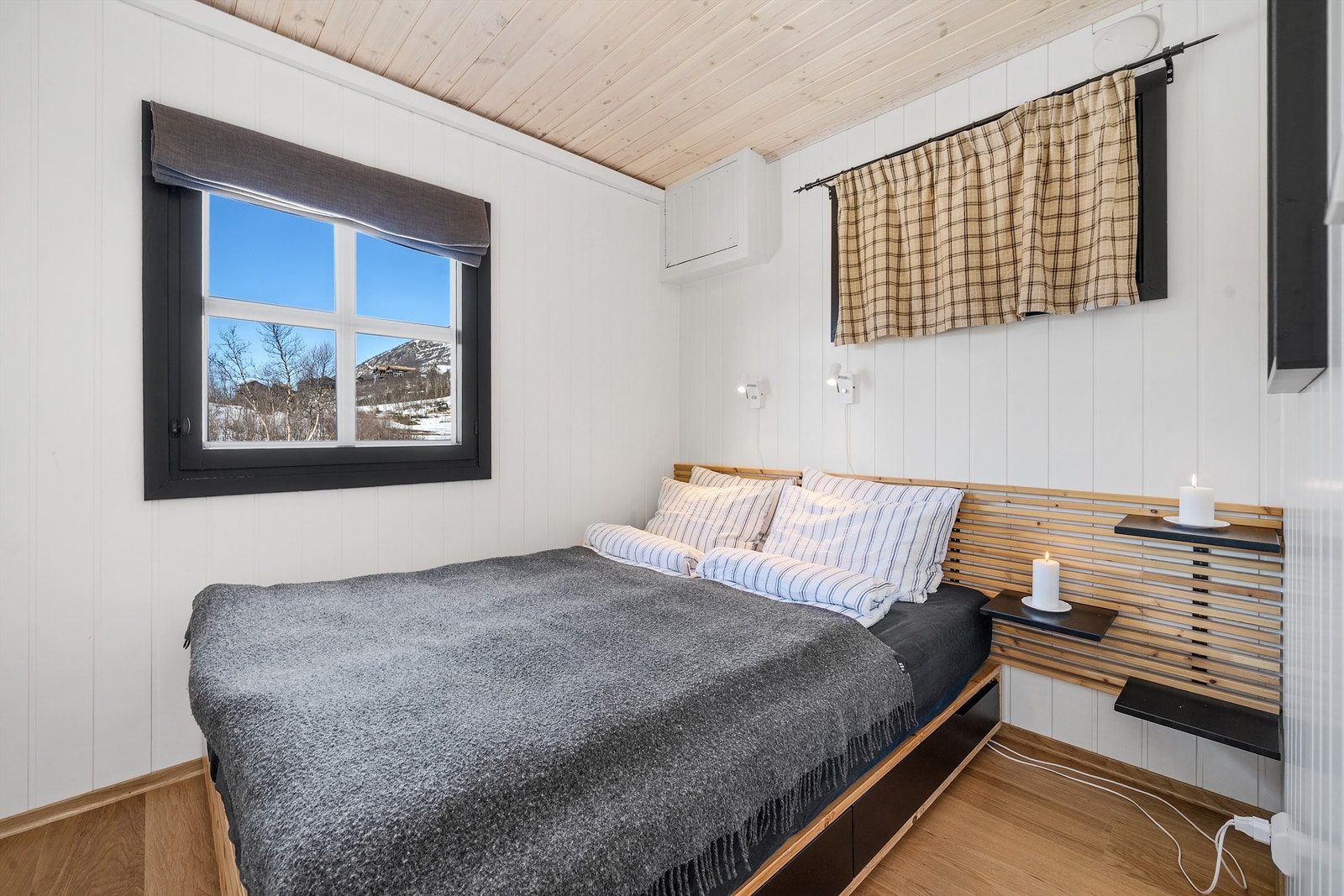 Soverom 1 innredet med dobbeltseng. Galleribilde