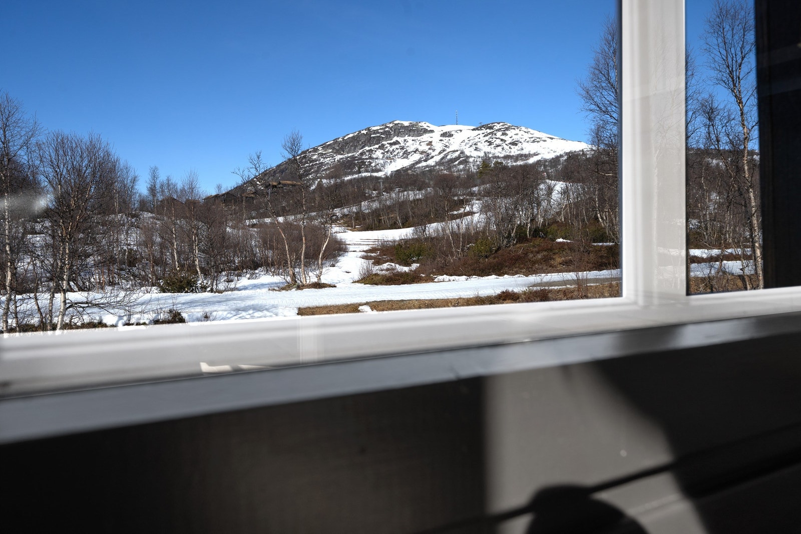 UtsiktUtsikten fra kjøkkenvinduet mot skisenteret og langrennsløypa. Galleribilde