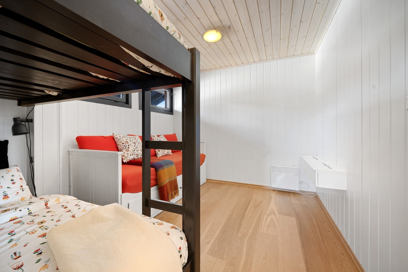 Soverom 2 med sovesofa og køye. Plass til tv. Galleribilde